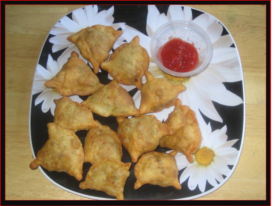 http://bengalicuisine.files.wordpress.com/2008/09/suma_chickenkheema-and-chicken-samosa2.jpg